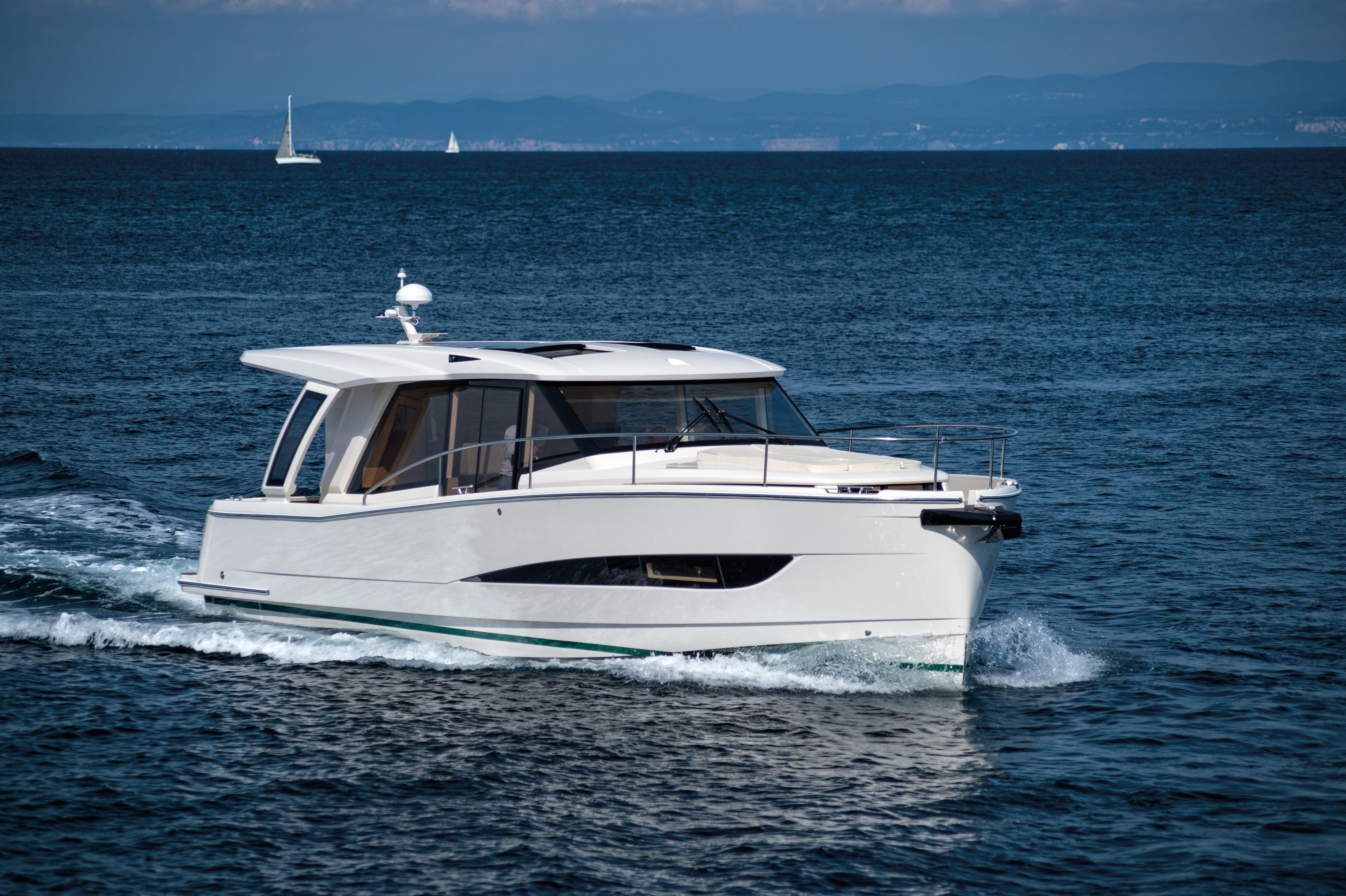 2018-greenline-39-power-boat-for-sale-www-yachtworld
