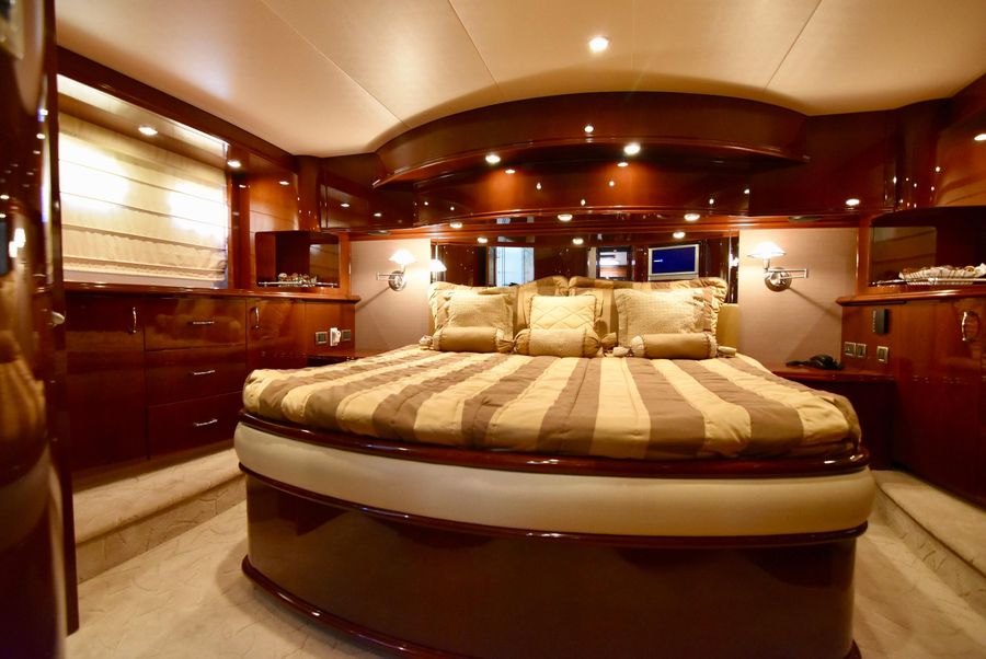 Marquis 59 Pilothouse Master Bed