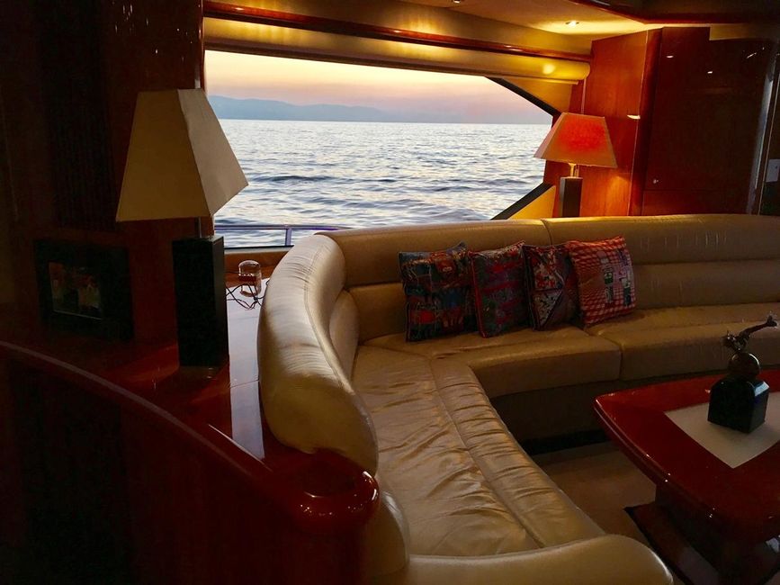 Sunseeker 82 Yacht Salon Sofa