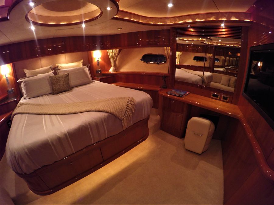 Sunseeker 82 Yacht Guest Bed