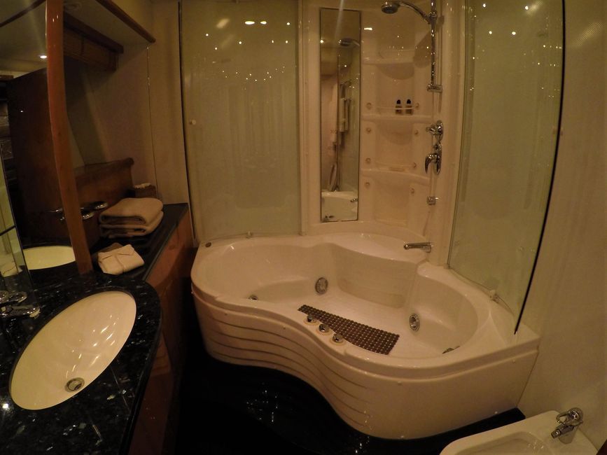 Sunseeker 82 Yacht Master Bathroom Jacuzzi Tub