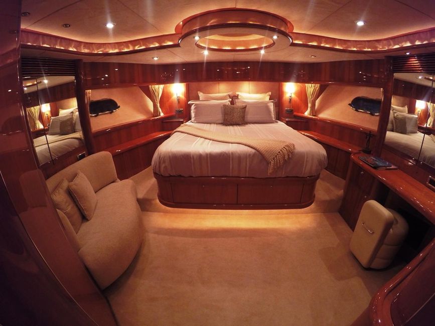 Sunseeker 82 Yacht VIP Stateroom
