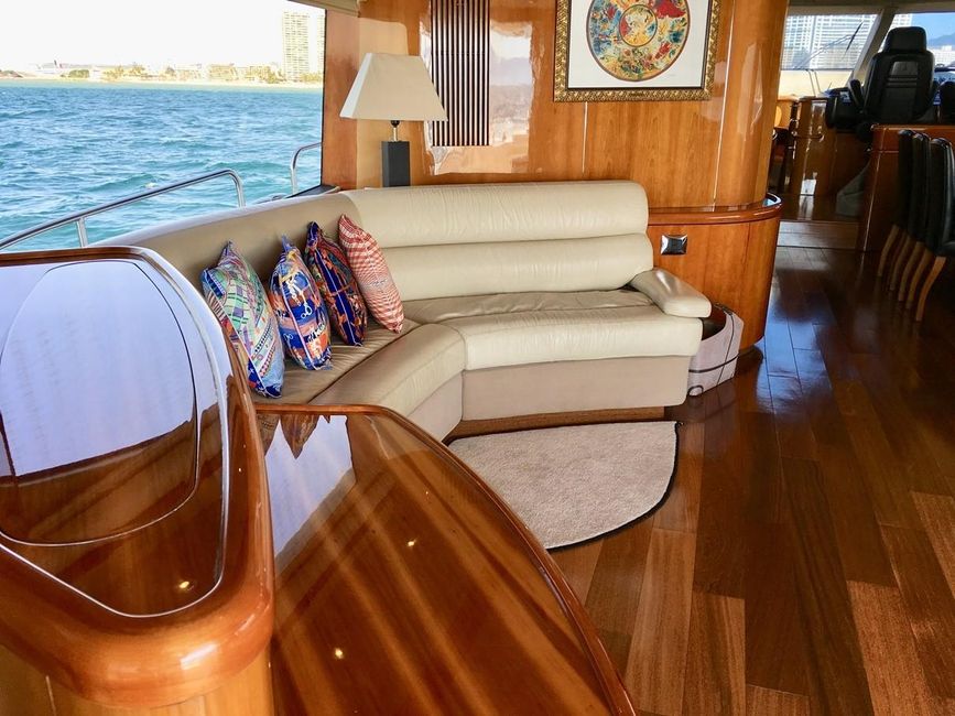 Sunseeker 82 Yacht Salon Interior