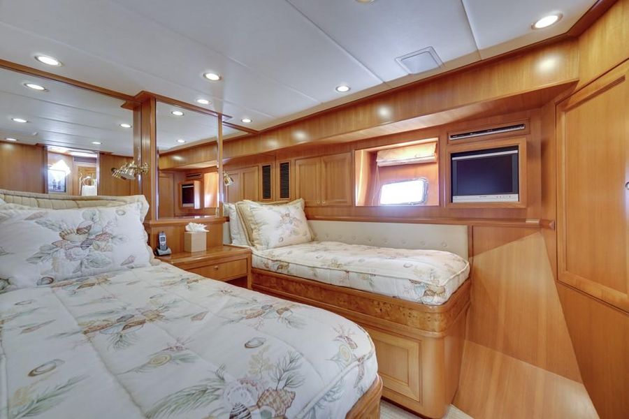 Offshore 76 Guest Beds